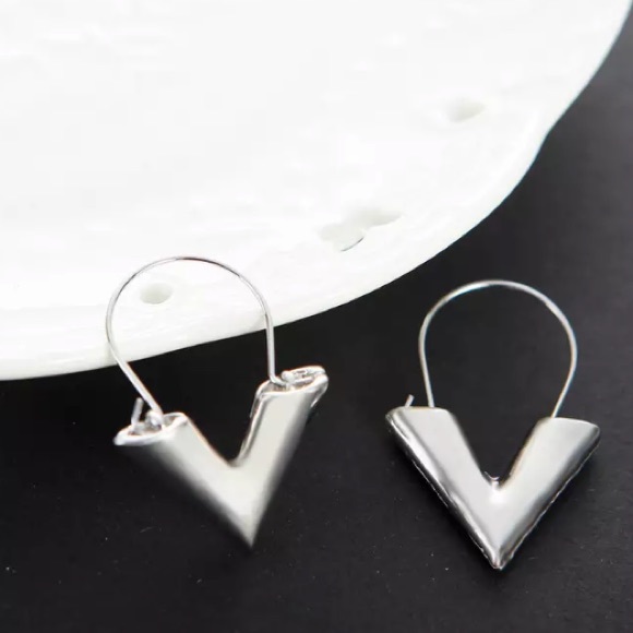 NEW!💙💎MODERN! BOLD! V DROPS!💎💙SILVERY! AWESOME - Picture 3 of 8